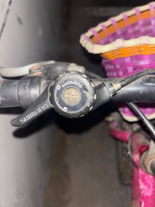 Bicicleta infantil rosa con cesta