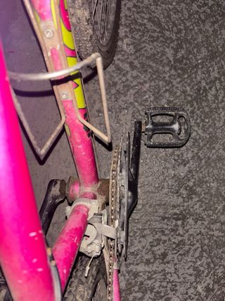 Bicicleta infantil rosa con cesta