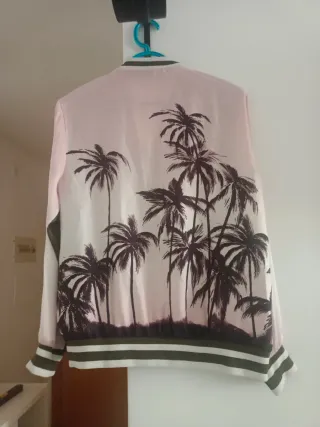 Chaqueta satinada estampada Stradivarius