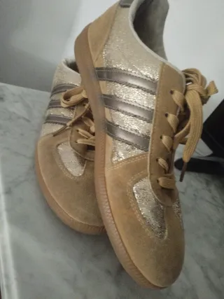 Zapatillas Adidas Beige y Doradas