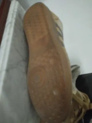 Zapatillas Adidas Beige y Doradas