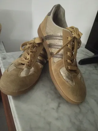 Zapatillas Adidas Beige y Doradas