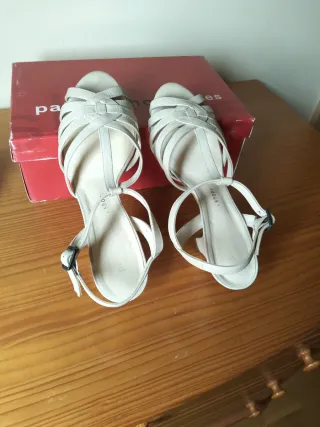 Sandalias de tacón beige