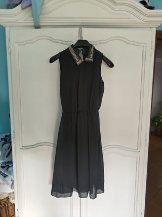 Vestido negro con cuello adornado