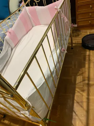Cuna de bebé metálica con protector rosa y colchón