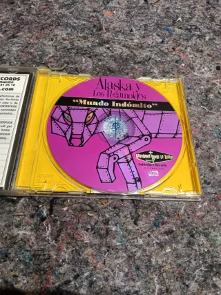 CD Alaska y Los Pegamoides - Mundo Indómito