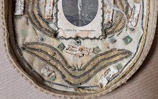 Antiguo relicario sigl XVIII con reliquias