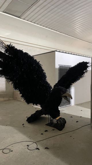 Figura cuervo de porex plumas y ojos led. Cuervo