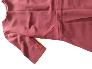 Vestido entallado elegante granate.