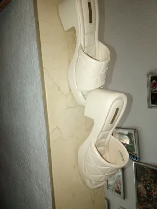 Sandalias blancas acolchadas