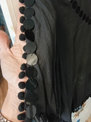 Blusón negro con borlas y lentejuelas