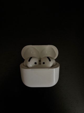 Airpods 4 con cancelación de ruido como nuevos