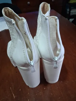 Scarpe bianche con tacco e pizzo