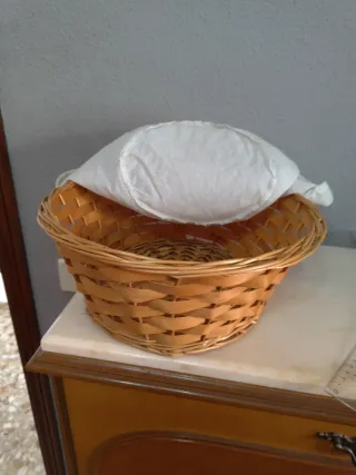 Cesto de mimbre con forro de tela