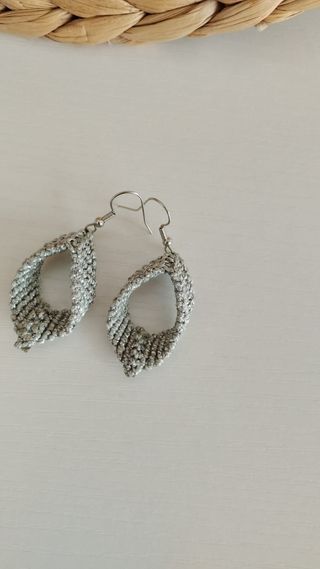 Pendientes plateados artesanales