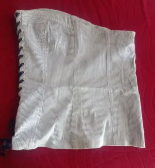 Corpiño blanco con rayitas azules y el cordón azul