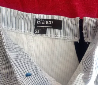 Corpiño blanco con rayitas azules y el cordón azul