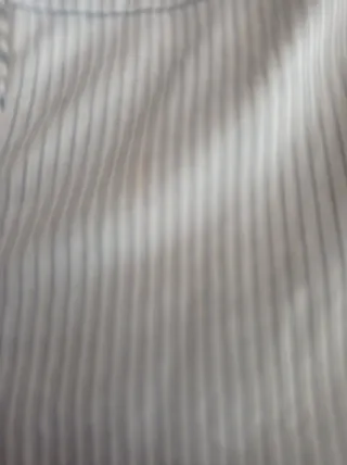 Corpiño blanco con rayitas azules y el cordón azul