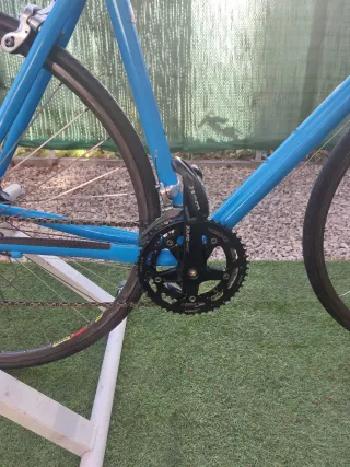 Bicicleta de carretera azul