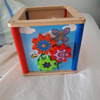 Cubo de actividades de madera para bebés