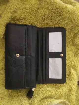 Cartera negra con diseño patchwork