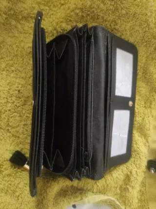 Cartera negra con diseño patchwork