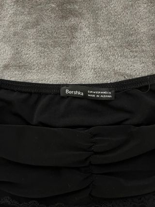 Top Bershka estampado labios negro