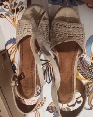 Cuñas doradas eventos talla 38