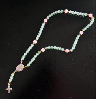 Rosario San José, en piedras de cuarzo.