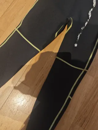 Traje de neopreno negro y amarillo Talla 14.