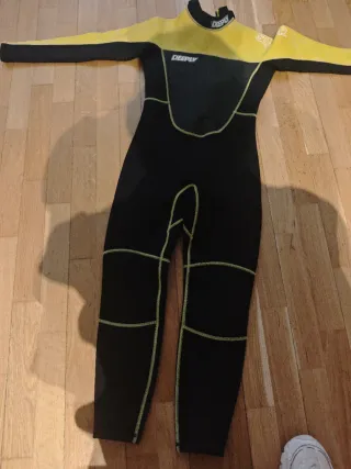 Traje de neopreno negro y amarillo Talla 14.