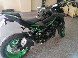 Kawasaki Z900 Negra y Verde