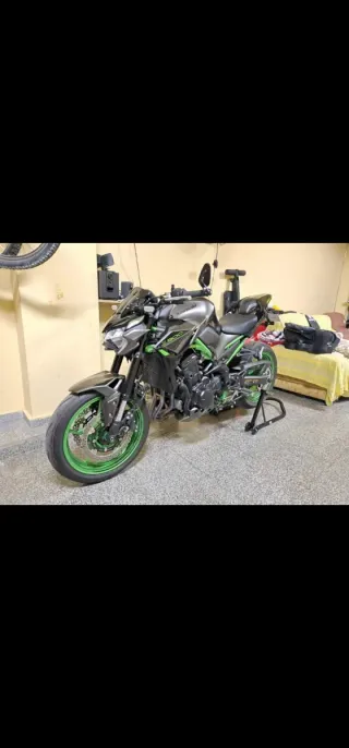 Kawasaki Z900 Negra y Verde