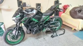 Kawasaki Z900 Negra y Verde