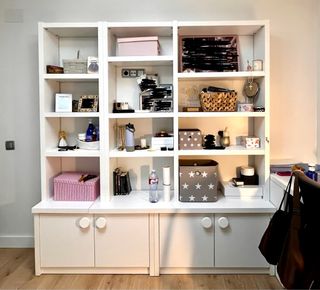 Estantería blanca con armarios