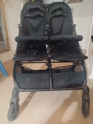 Silla de paseo gemelar negra de gran capacida