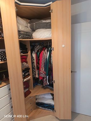 Armario esquinero madera y blanco