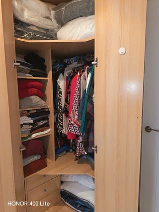 Armario esquinero madera y blanco