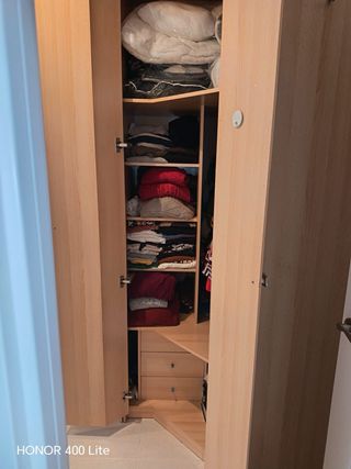 Armario esquinero madera y blanco