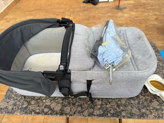 Cochecito de bebé gris