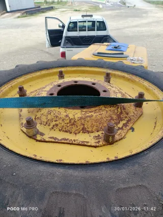 Rueda de tractor amarilla
