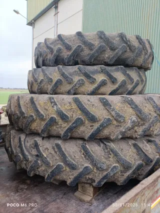 Rueda de tractor amarilla