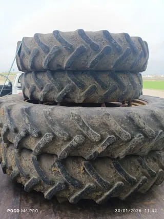 Rueda de tractor amarilla