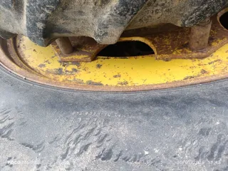 Rueda de tractor amarilla