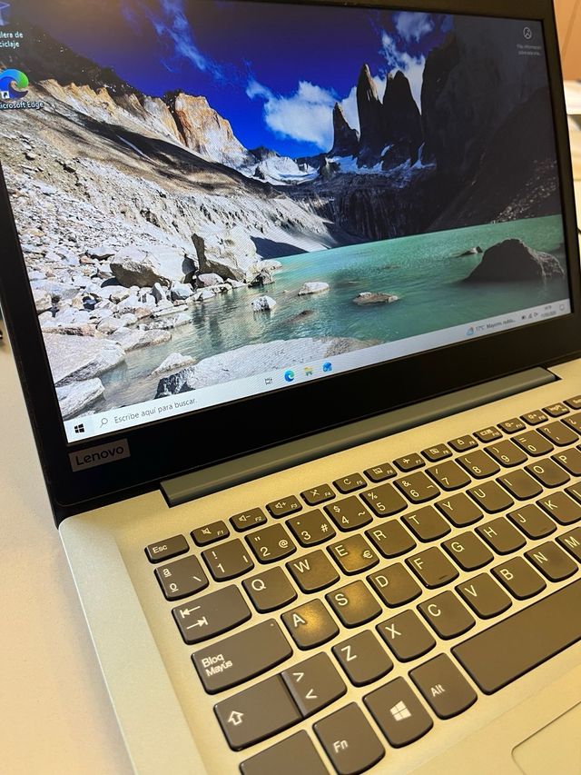 Portátil Lenovo Plata y Negro