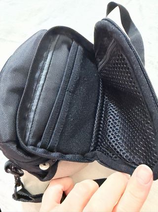 Bolsito bandolera Samsonite beige y negro