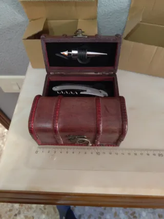 Baúl Decorativo con Accesorios para Vino