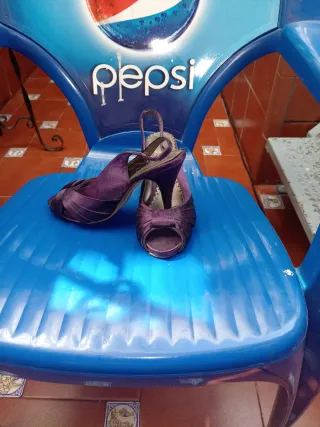 Zapatos morados de tacón