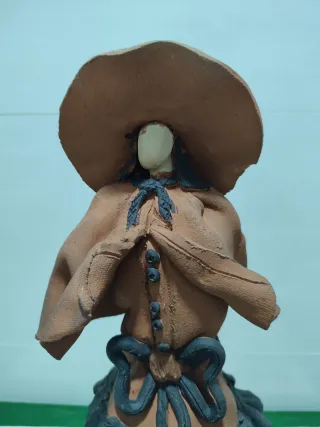 Escultura artesanal de terracota mujer sombrero