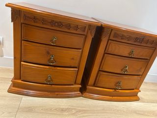 Mesitas de noche de madera de pino en color miel